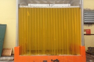 Lắp đặt màn nhựa PVC màu vàng chống côn trùng tại Nhà máy thực phẩm Đức Việt